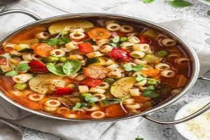 Italian Minestrone Soup with Pasta and Beef شوربة المنستروني الإيطالية بالمكرونة وقطع اللحم